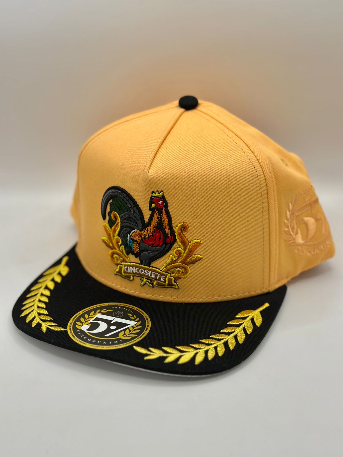 Gorra 5.7 gallo fino crema